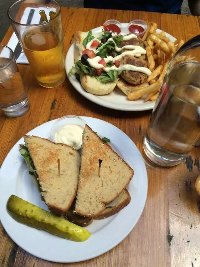 Arnolds Bar & Grill