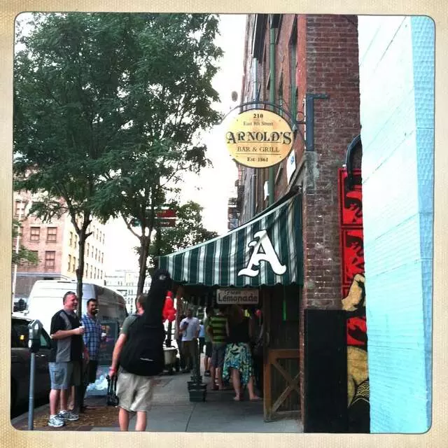 Arnolds Bar & Grill