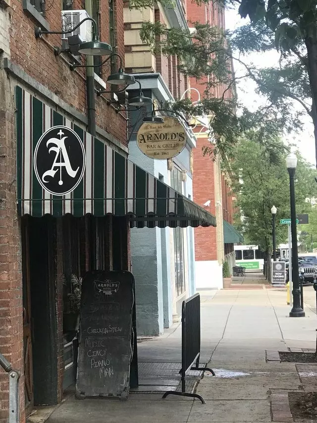Arnolds Bar & Grill