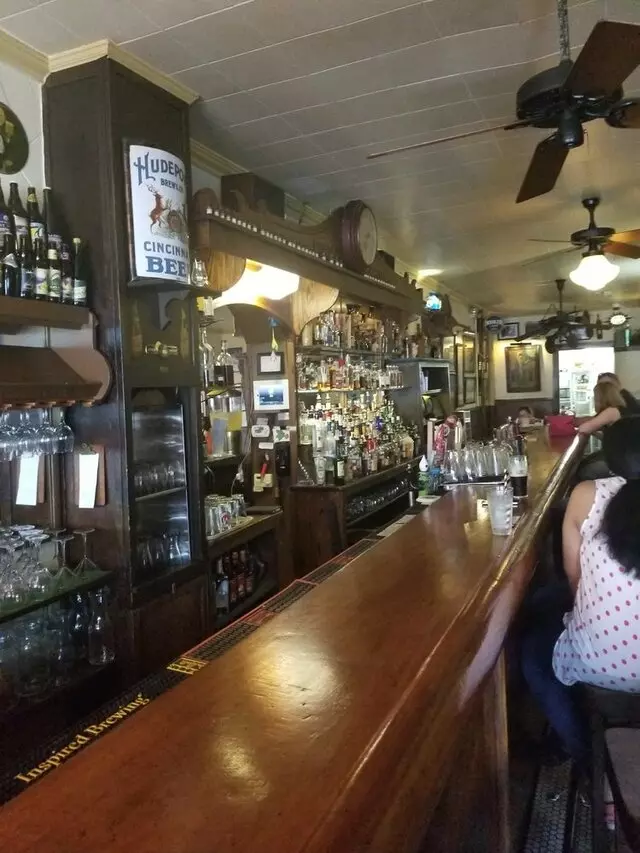 Arnolds Bar & Grill