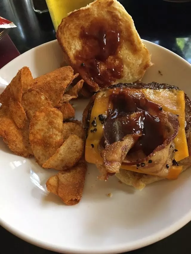 Arnolds Bar & Grill