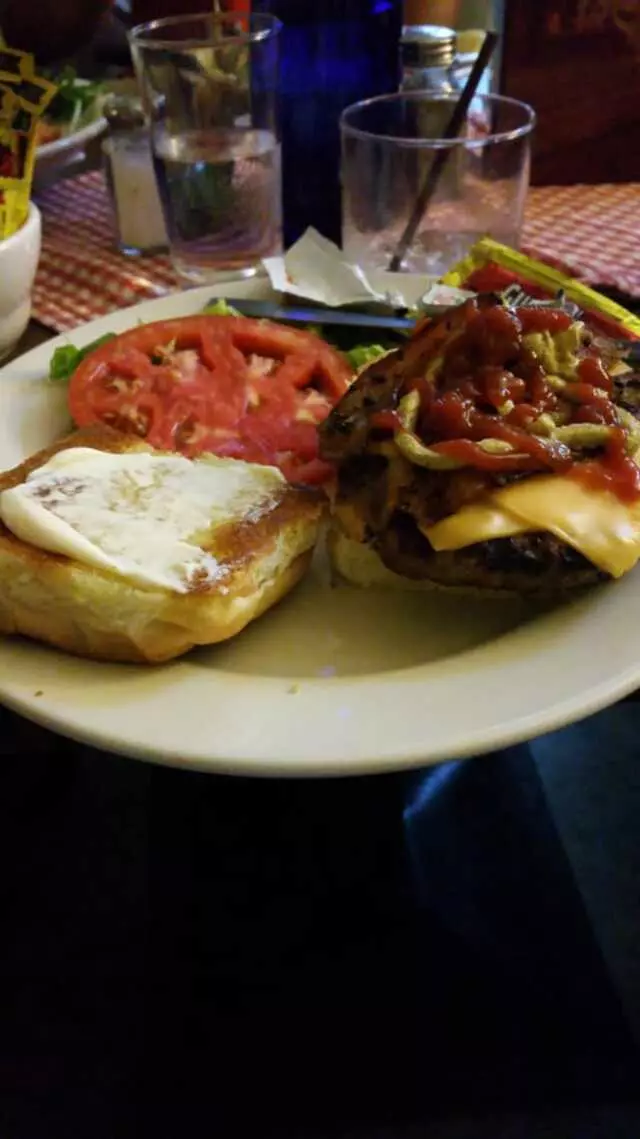 Arnolds Bar & Grill