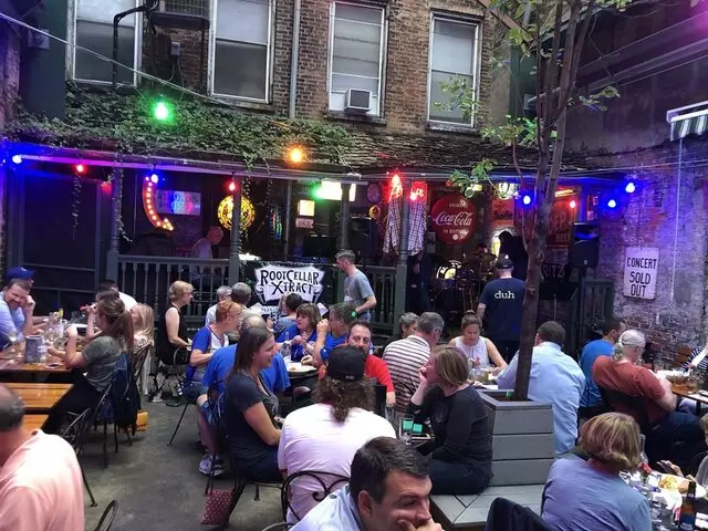 Arnolds Bar & Grill