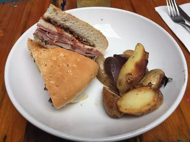 Arnolds Bar & Grill