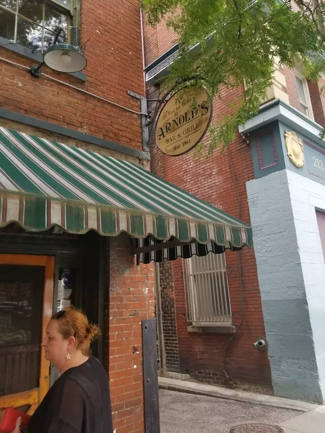 Arnolds Bar & Grill