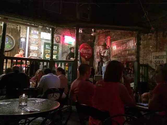 Arnolds Bar & Grill