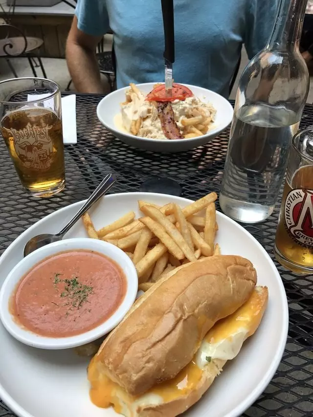 Arnolds Bar & Grill