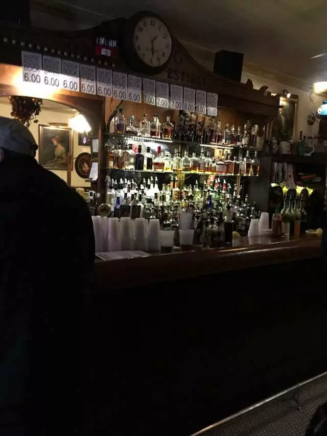 Arnolds Bar & Grill