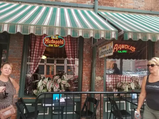 Arnolds Bar & Grill