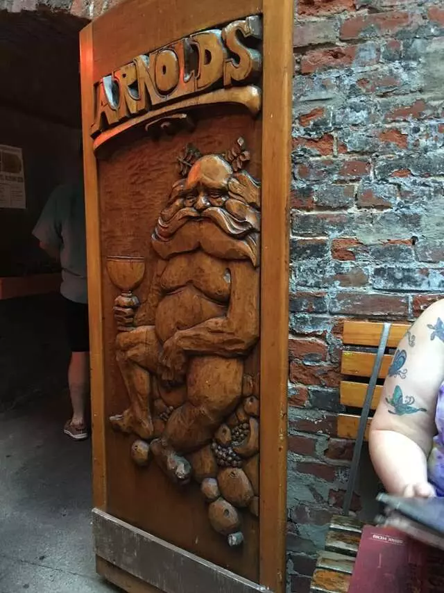 Arnolds Bar & Grill