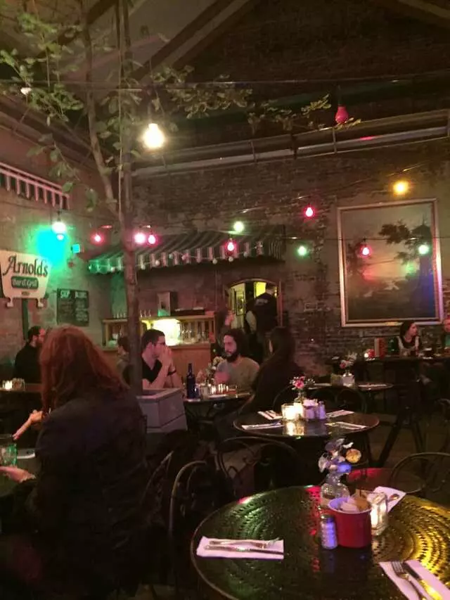 Arnolds Bar & Grill
