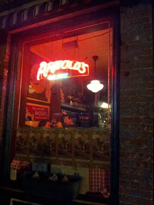 Arnolds Bar & Grill