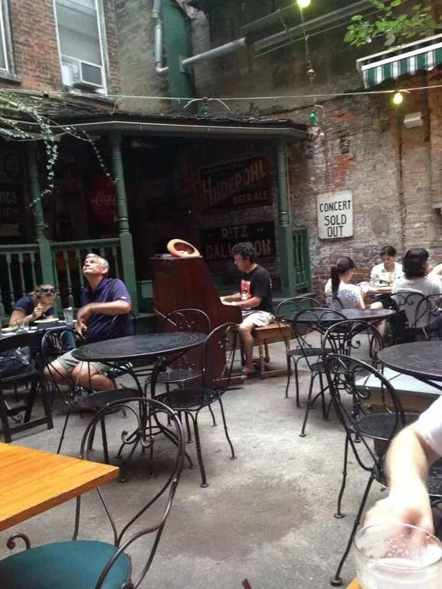 Arnolds Bar & Grill