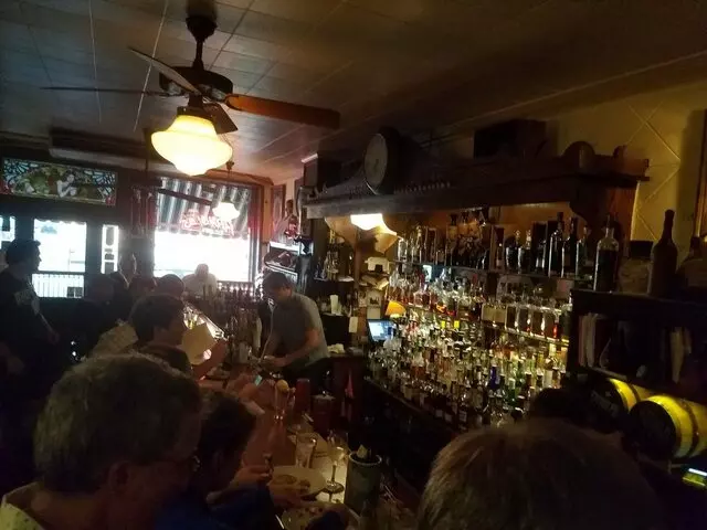 Arnolds Bar & Grill