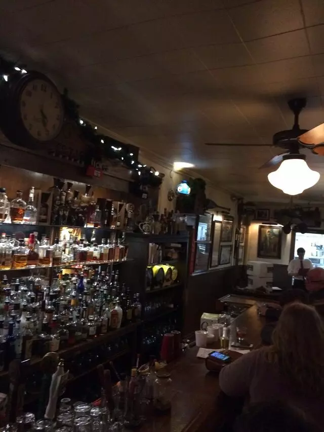 Arnolds Bar & Grill