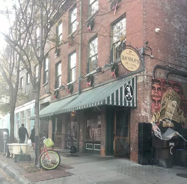 Arnolds Bar & Grill