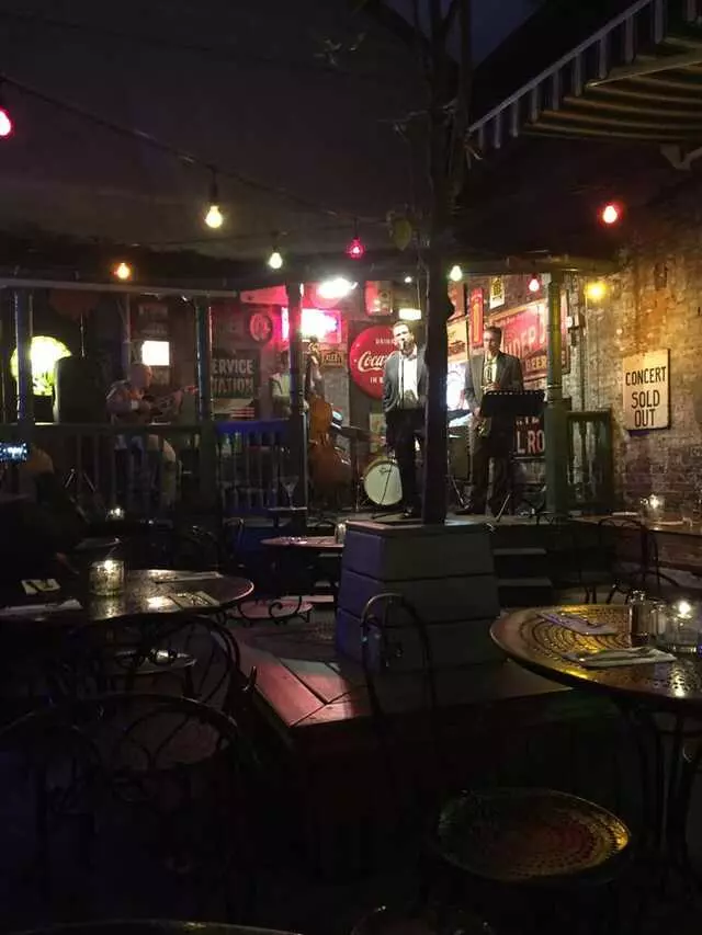 Arnolds Bar & Grill