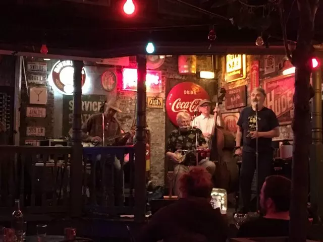 Arnolds Bar & Grill