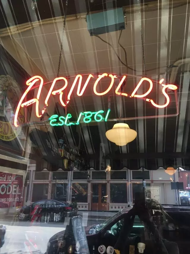 Arnolds Bar & Grill