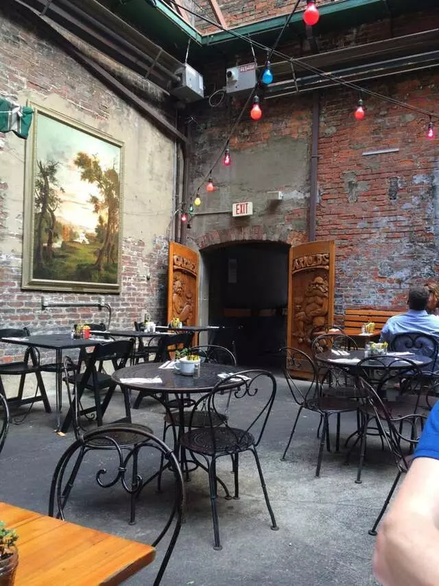 Arnolds Bar & Grill