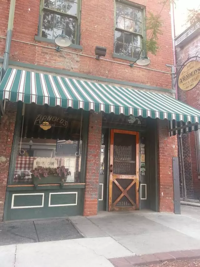Arnolds Bar & Grill