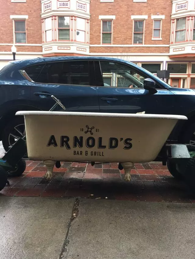 Arnolds Bar & Grill