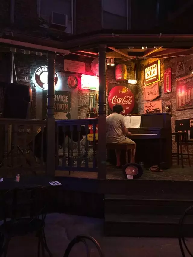 Arnolds Bar & Grill