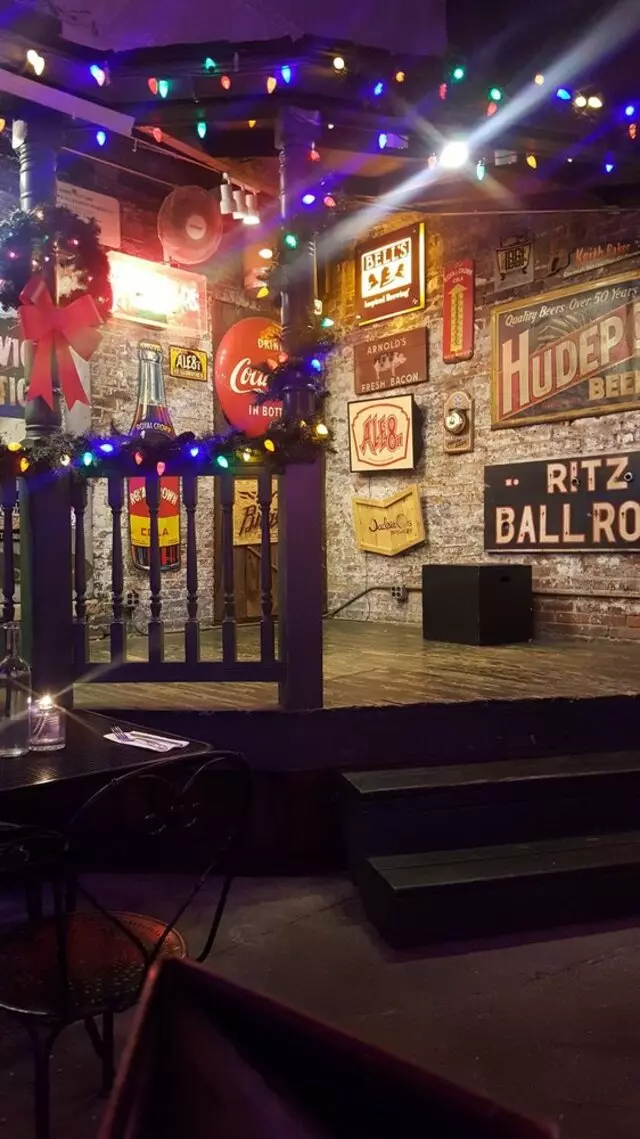 Arnolds Bar & Grill