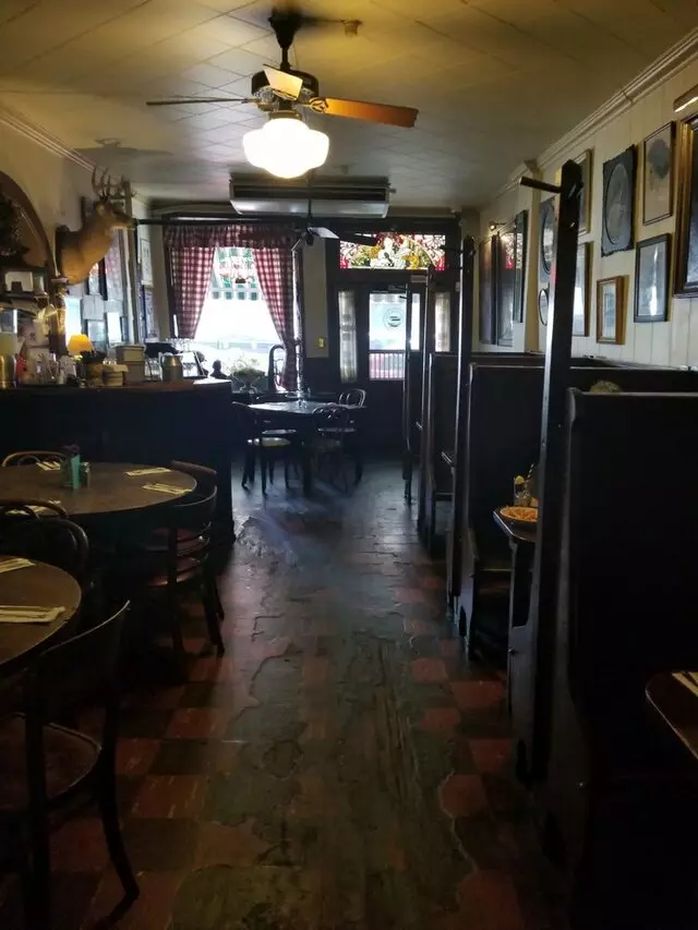 Arnolds Bar & Grill