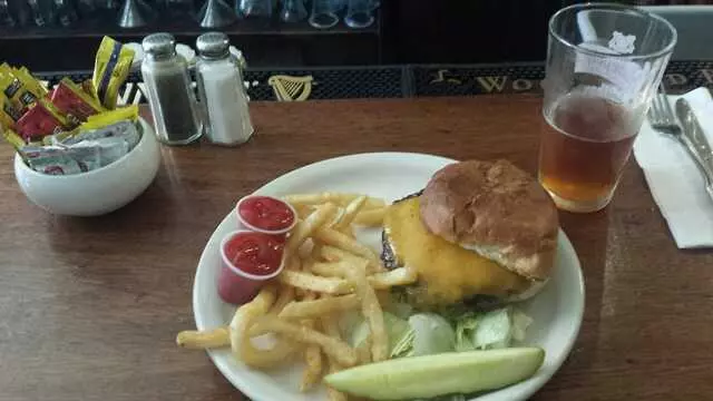 Arnolds Bar & Grill