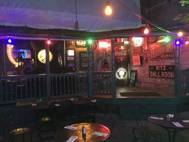 Arnolds Bar & Grill