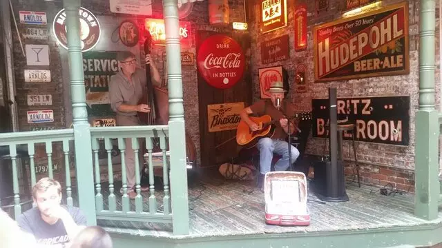 Arnolds Bar & Grill