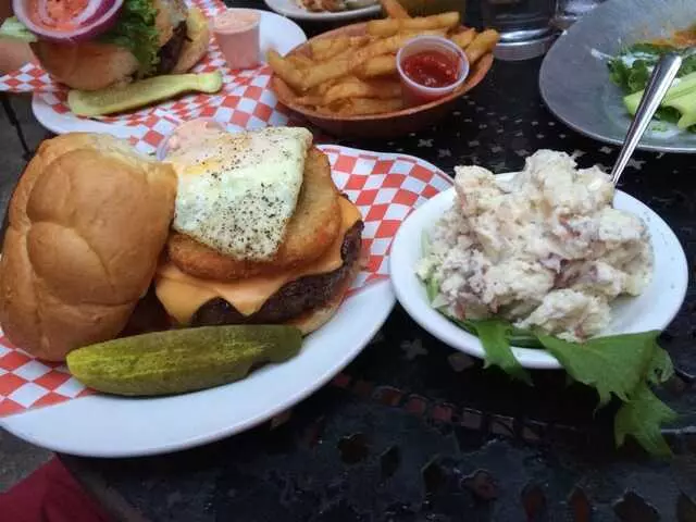 Arnolds Bar & Grill