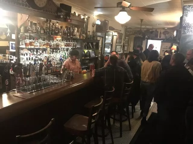 Arnolds Bar & Grill