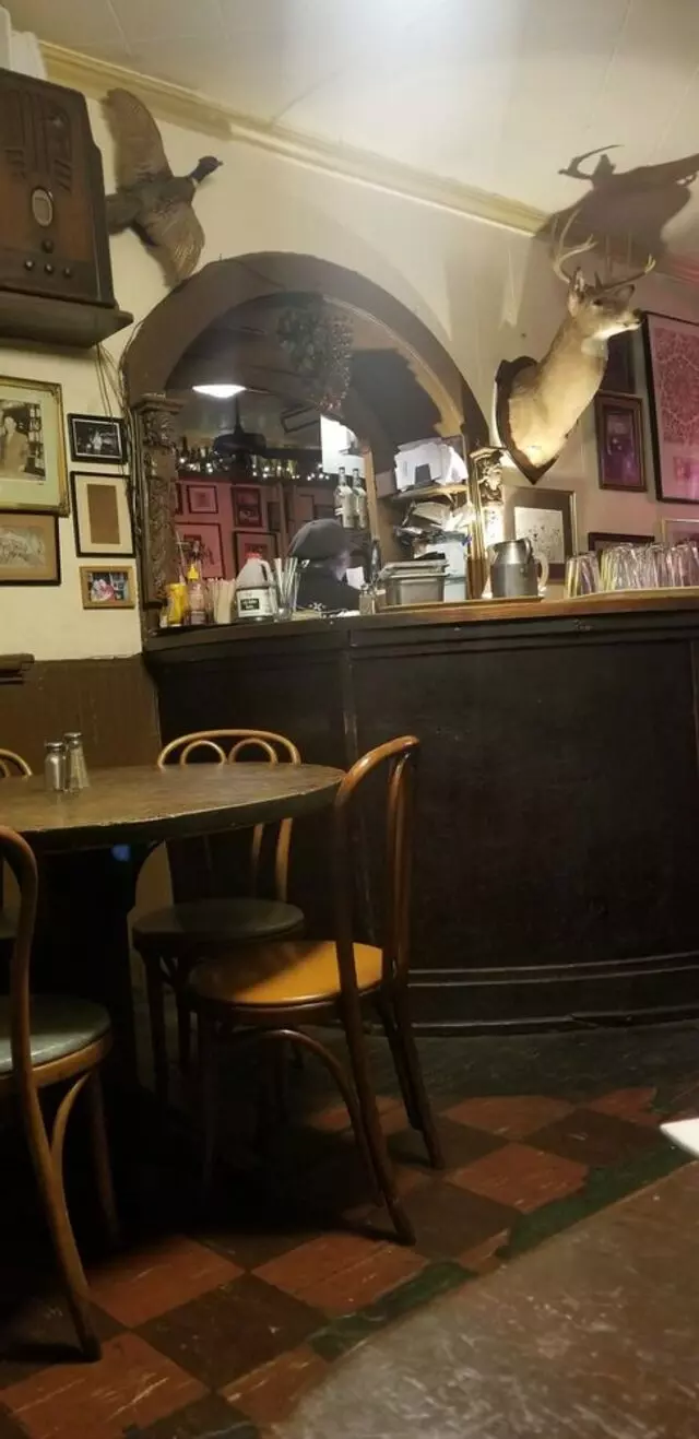 Arnolds Bar & Grill