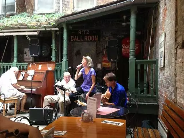 Arnolds Bar & Grill
