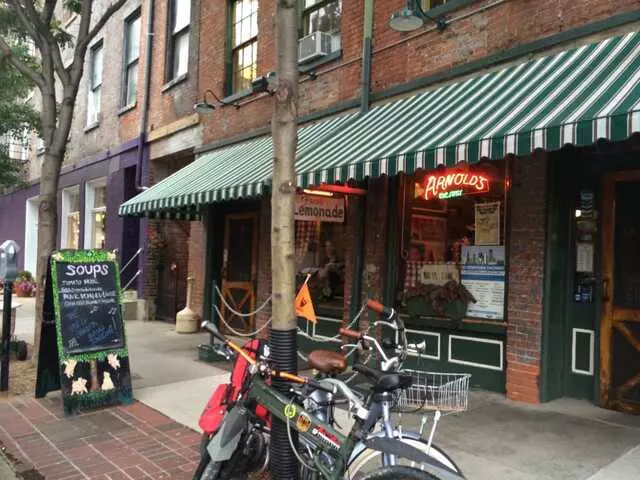 Arnolds Bar & Grill