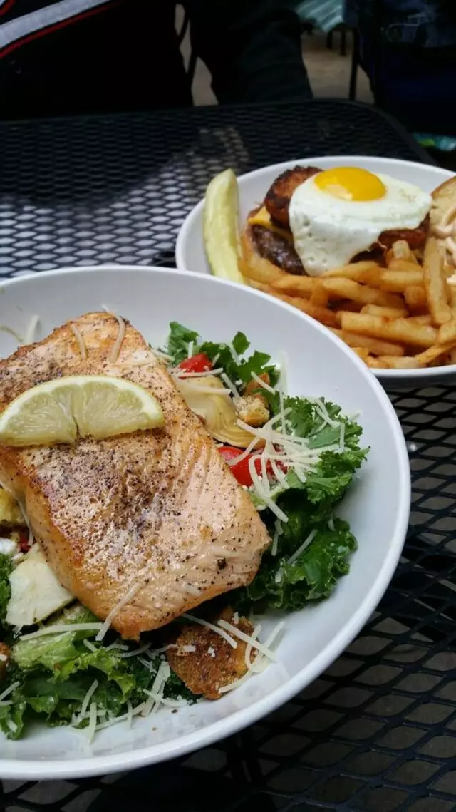 Arnolds Bar & Grill