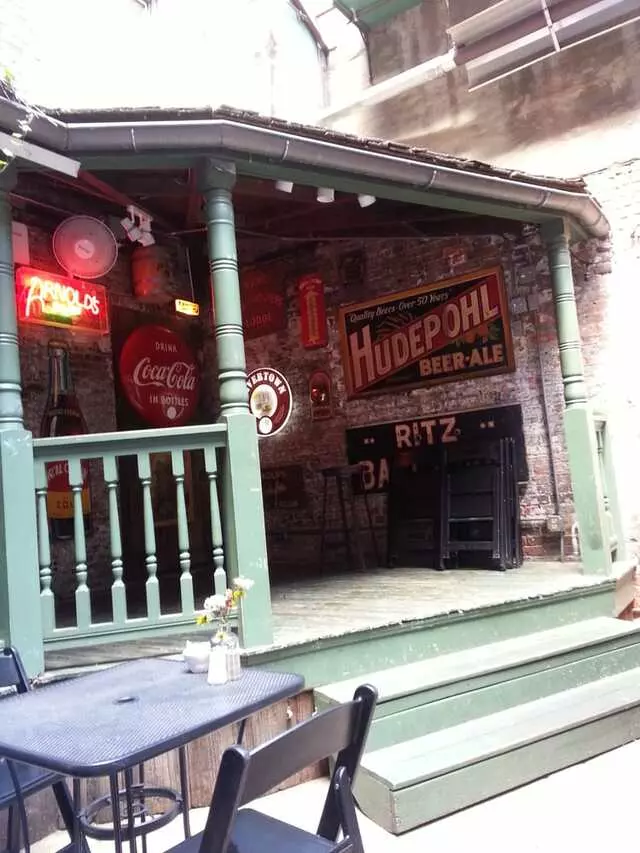 Arnolds Bar & Grill