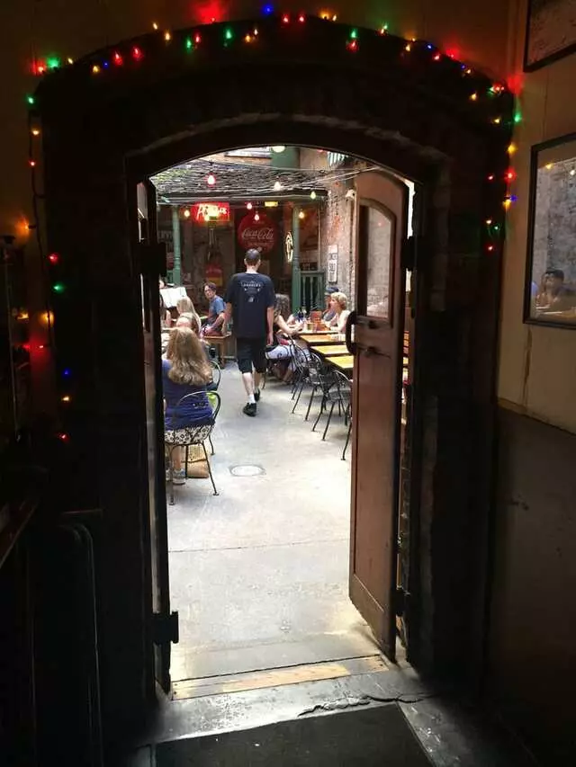 Arnolds Bar & Grill