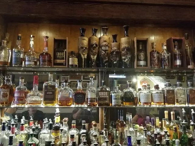 Arnolds Bar & Grill