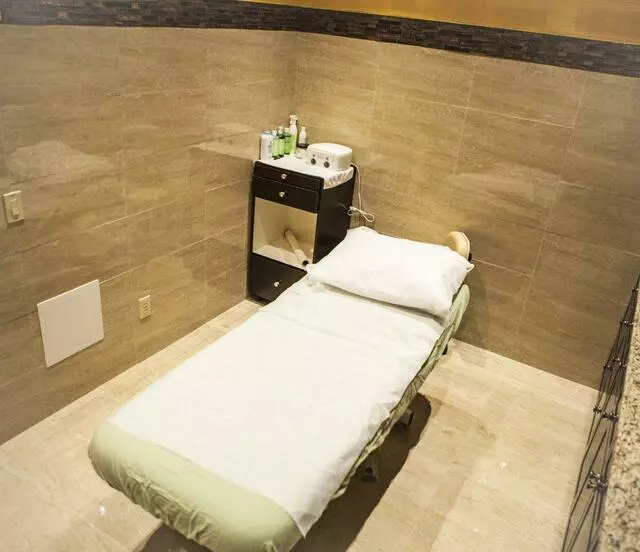 Ambiance Nail Salon & Spa V - 32 East