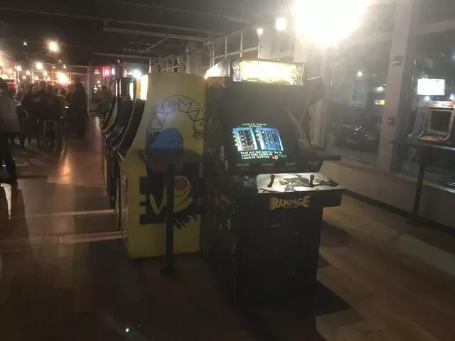 16-Bit Bar+Arcade